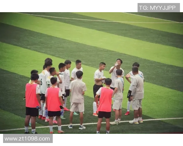 香港足球明星队训练精彩瞬间展现团队精神与拼搏意志