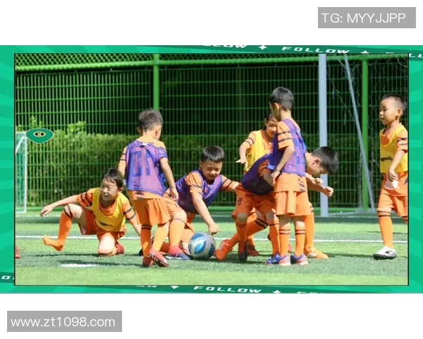 小朋友化身足球明星展现梦想与激情的精彩瞬间